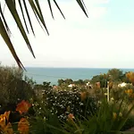 Stanza In Con Giardino Vista Mare ベッド・アンド・ブレックファスト チェファル