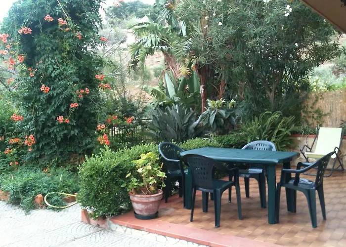 Stanza In Con Giardino Vista Mare Bed and breakfast Cefalú