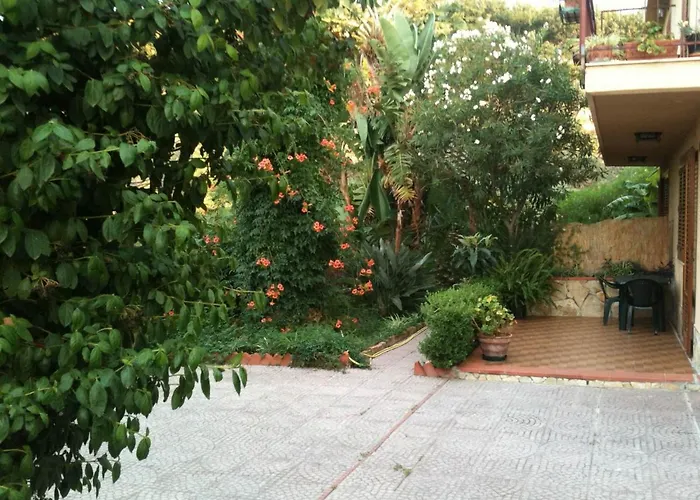 Stanza In Con Giardino Vista Mare Bed and Breakfast *