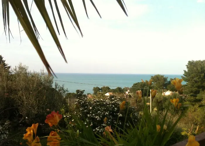 Stanza In Con Giardino Vista Mare Bed and Breakfast Cefalù