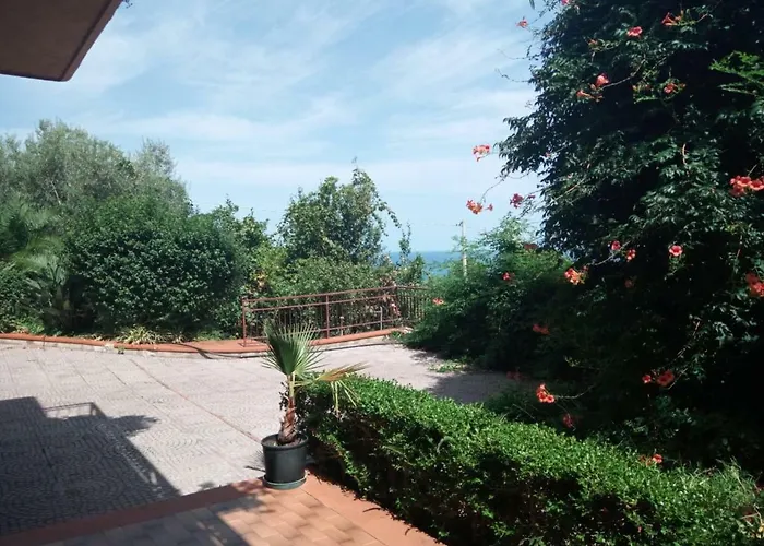 Bed and breakfast Stanza In Con Giardino Vista Mare Cefalú