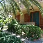 Stanza In Con Giardino Vista Mare