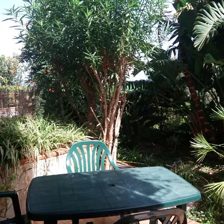 Stanza In Con Giardino Vista Mare Panzió *