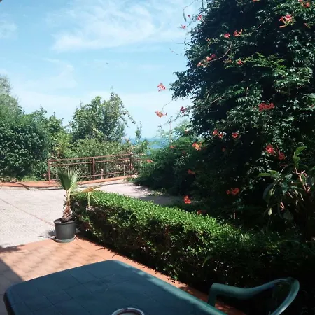 Stanza In Con Giardino Vista Mare