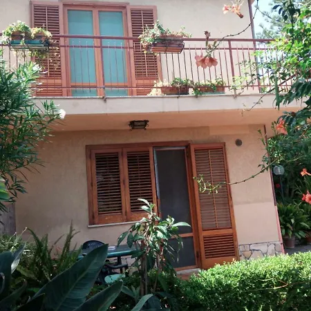 Stanza In Con Giardino Vista Mare Panzió *
