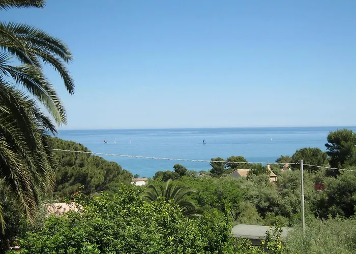 Stanza In Con Giardino Vista Mare 住宿加早餐酒店 切法卢