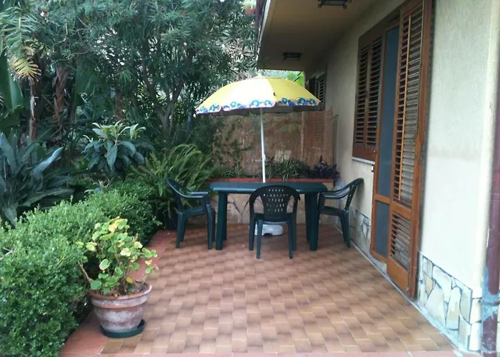 Stanza In Con Giardino Vista Mare 住宿加早餐酒店 切法卢